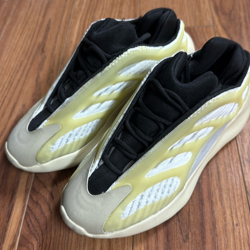 Yeezy 700 V3 Runners